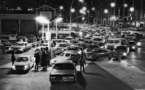 1973年第一次石油危机期间加油站排长队场景---Ultima Markets