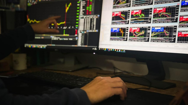 交易员正在分析MT5图表上的多种技术指标---Ultima Markets