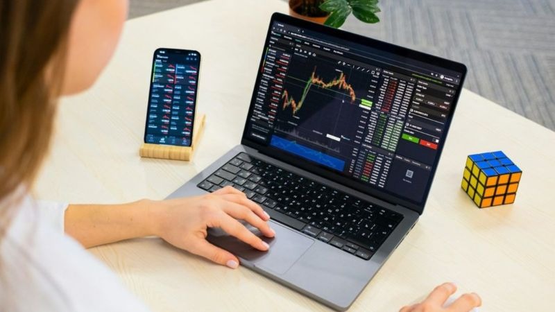 投资者在电脑前分析原油期货K线图-Ultima Markets