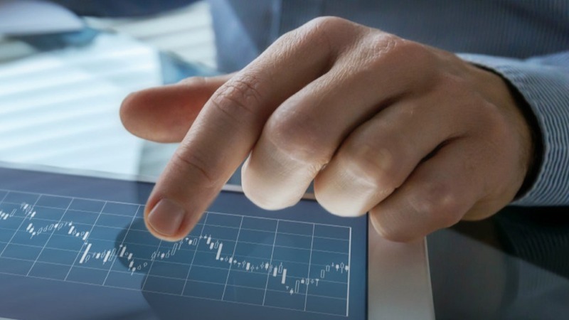 一位投资者正在电脑上分析股票与债券的投资组合比例-Ultima Markets