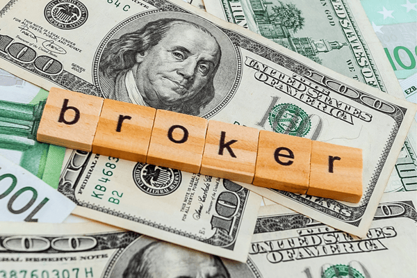 Kata broker di atas tumpukan Dolar dan Euro, menggambarkan broker terbaik - Ultima Markets