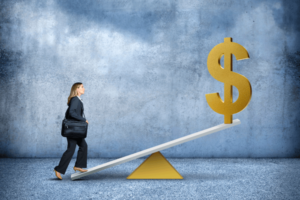 pebisnis wanita dan simbol dolar menggambarkan konsep leverage - Ultima Markets