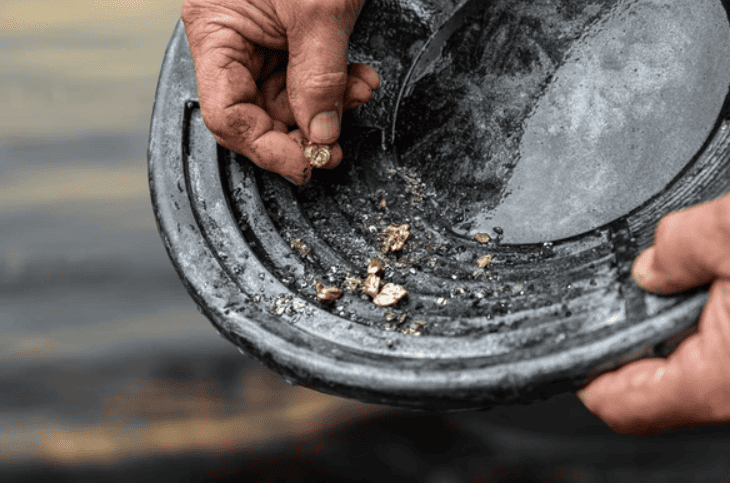 Menapis Emas Di Sungai