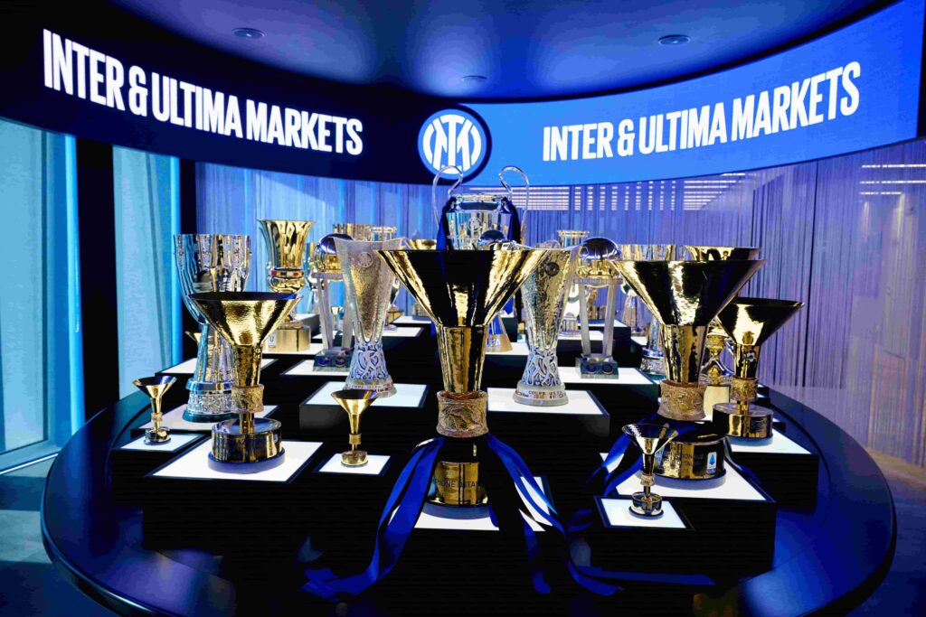 Ultima Markets与国际米兰的合作 Ultima Markets 高層與國際米蘭代表合影,展示印有 ULTIMA 10 的官方聯名球衣