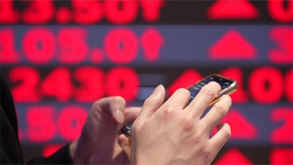 投資者使用手機APP查看美股行情 - ultima markets