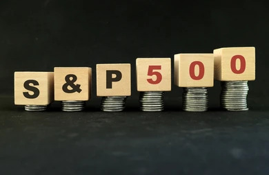 ลูกเต๋าไม้ซ้อนเป็นคำว่าS&P 500 กับเหรียญที่แสดงถึงการเปลี่ยนแปลงแนวโน้มของดัชนี S&P 500 ที่กำลังขึ้น