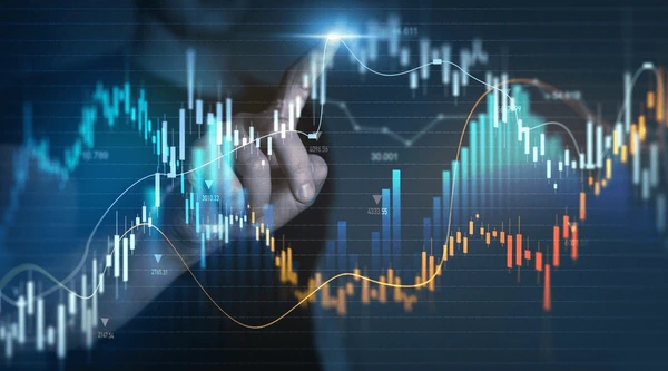 นักเทรดกำลังเอานิ้วมือชี้ที่กราฟราคาสกุลเงินในการเงินในการเทรด Forex โดยมีการใช้ VPS เข้ามาช่วยในการเทรด 