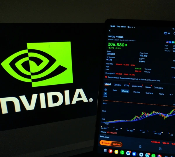หน้าจอแสดงโลโก้ NVIDIA พร้อมอีกหน้าจอที่แสดงกราฟราคาหุ้นที่กำลังเติบโต