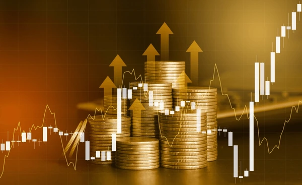 เหรียญทองวางกองกันเป็นตั้ง ๆ พร้อมมีกราฟราคาทอง Forex และลูกศรชี้ขึ้น สื่อถึงการทำกำไรจากการเทรด 