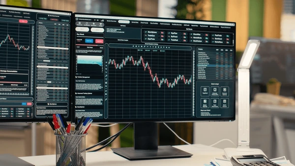 หน้าจอมอนิเตอร์แสดงกราฟราคาสกุลเงินในตลาด Forex โดยมีการใช้ VPS Cloud เข้ามาช่วยในการเทรด 