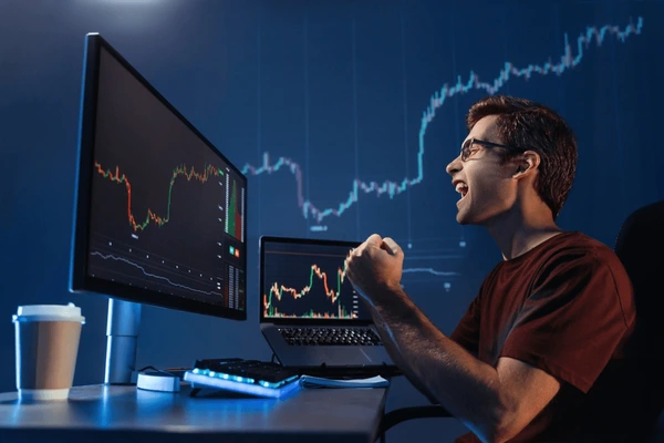 นักเทรด Forex กำลังดีใจที่สามารถทำกำไรได้หลังจากการใช้งานอินดิเคเตอร์ 