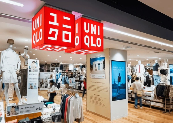 ร้าน UNIQLO สาขากรุงเทพมหานคร สื่อถึงการขยายตัวของแบรนด์ในต่างประเทศ ที่ส่งต่อราคาหุ้นในตลาดหุ้นญี่ปุ่น 