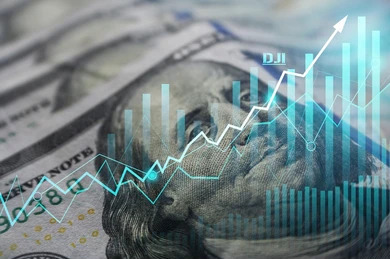 ภาพธนบัตรดอลล่าสหรัฐฯ พร้อมกราฟราคาดัชนีหุ้น Dow Jones Industrial Average (DJIA) ที่กำลังมีแนวโน้มขาขึ้น 