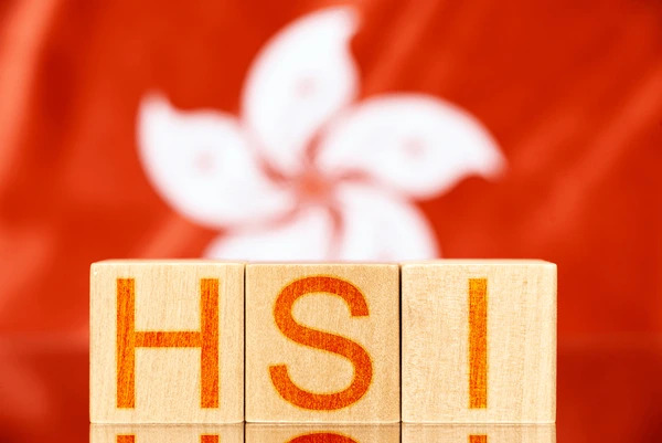 ตัวอักษร HSI (ดัชนีฮั่งเส็ง) เรียงต่อกันด้านหน้าธงชาติฮ่องกง 