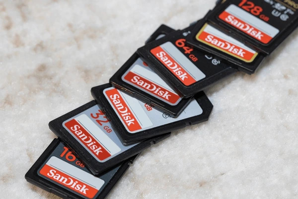 หน่วยความจำของ SanDisk กำลังวางเรียงกัน เพื่อสื่อถึงกาต้องการใช้งานและสิ่งนี้ส่งผลราคาหุ้น SNDK โดยตรง 