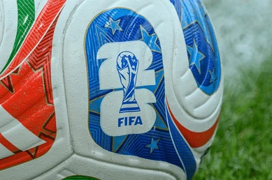 ลูกบอลที่ถูกซูมในระยะใกล้มาก จนเห็นโลโก้และรูปถ้วยรางวัลสำหรับ FIFA 2026 