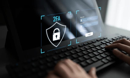 ผู้ชายกำลังทำการเปิดใช้งาน 2FA (Two-factor Authentication) ผ่านคอมพิวเตอร์ เพื่อให้สามารถถอนเงินได้อย่างปลอดภัยมากขึ้น
