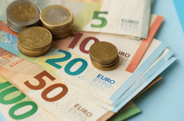 What currency does France use? As seen in the picture, it is the Euro. -Ultima Markets
