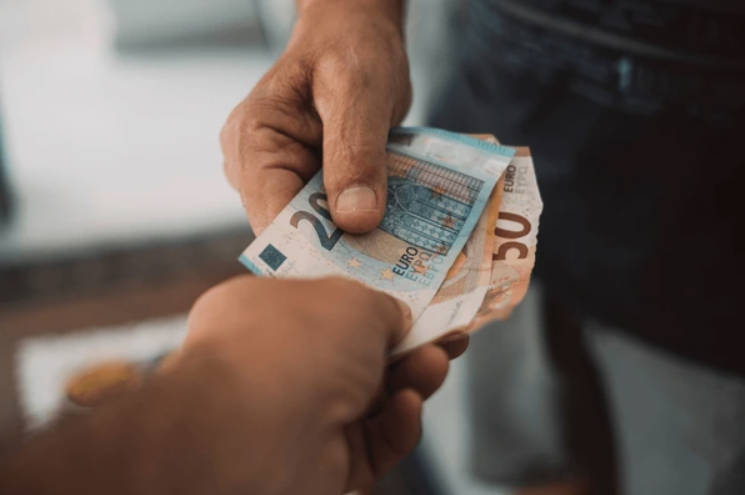 Cross Currency Swap allows businesses to exchange principal and interest payments in different currencies. - Ultima Markets