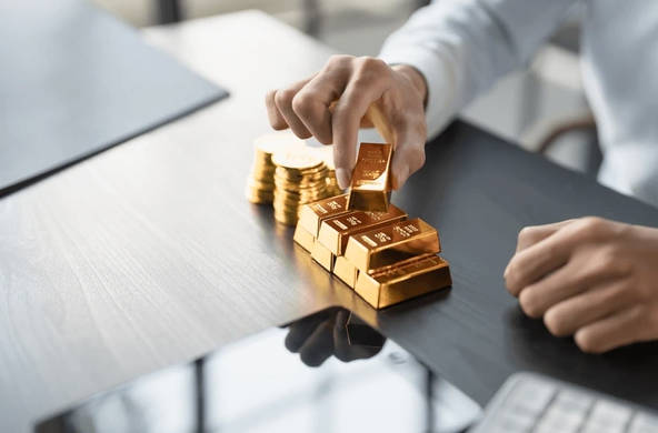 Gold hit a new record of ,381/oz in mid-October 2025. - Ultima Markets