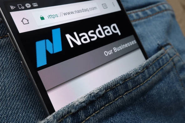 QQQ posted an annualized total return near 19.6%, ranking in the top percentile of large-cap growth peer funds. - Ultima Markets