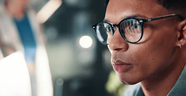 sp1 | Ultima Markets Selling puts means writing a contract that gives another trader the right, but not the obligation, to sell you a stock at a specific price (the strike price) before the contract expires. - Ultima Markets