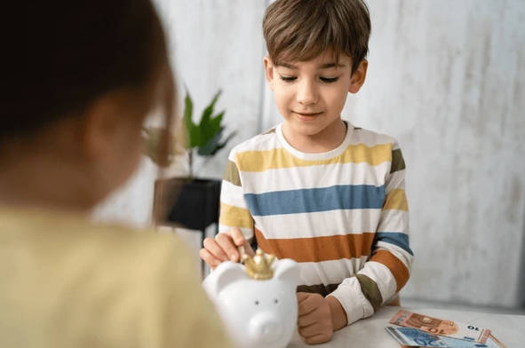 What is the advantage of starting to invest at a young age? Your money have more time to grow. - Ultima Markets