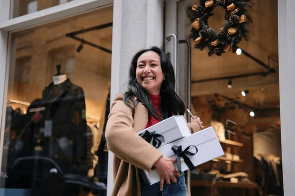 Many Americans are indulging in holiday gifts at the risk of falling deeper into debt, reflecting broader economic pressures. - Ultima Markets