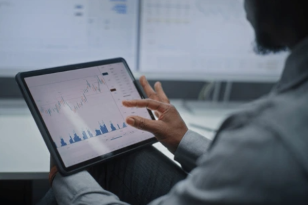 What are the different types of traders in the market? - Ultima Markets