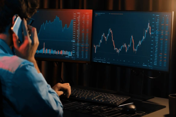 The Alligator Indicator consists of  "jaws," "teeth," and "lips" of an alligator.  - Ultima Markets