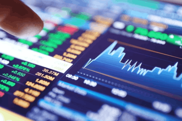 Relative volume compares current volume with average volume over a chosen period.  - Ultima Markets