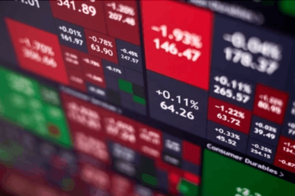 A stock heat map is a two-dimensional visual tool that uses colour intensity to represent the strength of price movements, trading volume, volatility, or market capitalisation across a group of stocks. - Ultima Markets