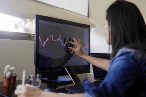 Use these strategies to avoid buying high and selling low. - Ultima Markets