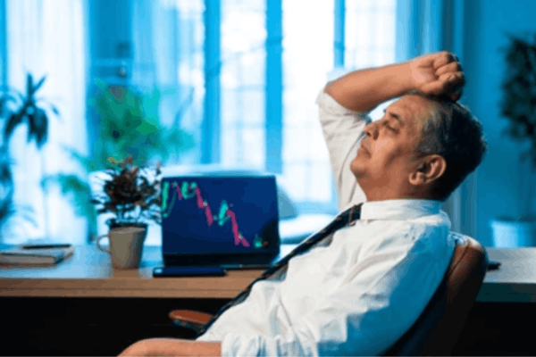 The reason why traders might buy high sell low is primarily driven by Greed, FOMO and Fear of loss. - Ultima Markets